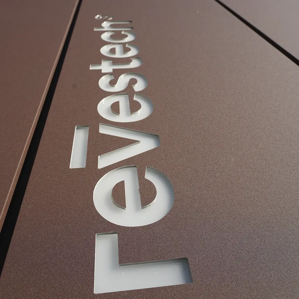 Logo de revestech grabado en un edificio