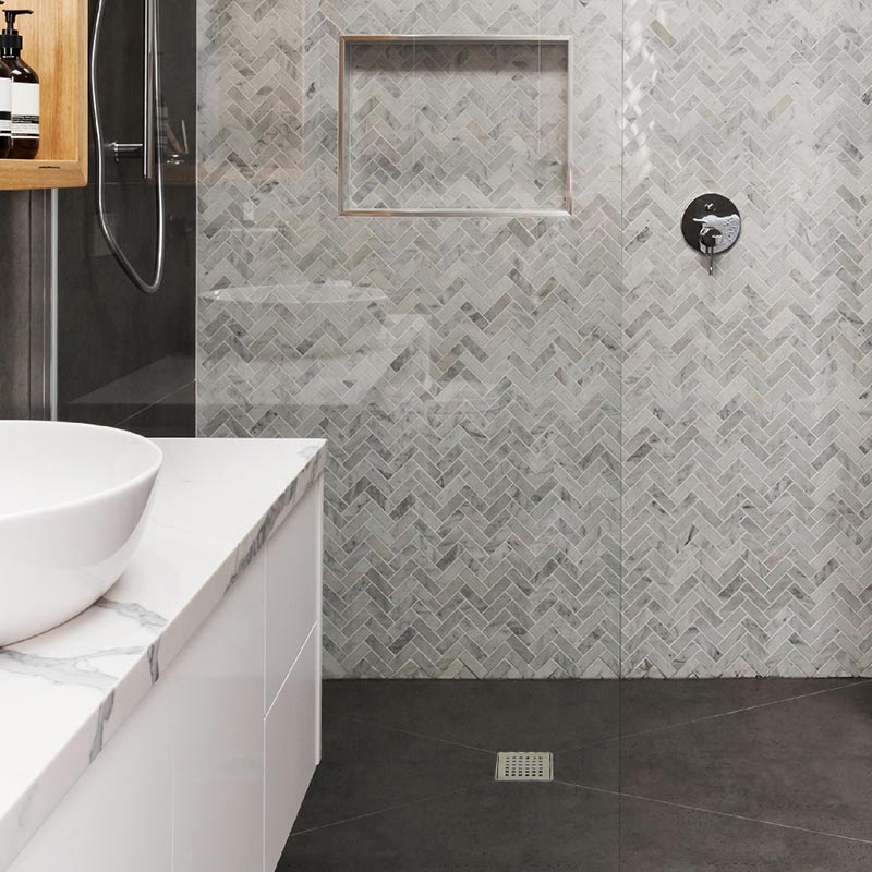 Sumidero sinfónico para ducha de obra, instalado en un baño